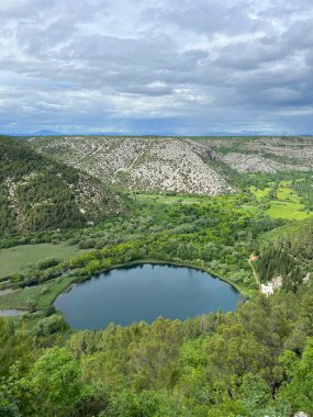 Torak bahar gölü veya Cikola Nehri (Brnjica, Hırvatistan) - Izvorisno jezero Torak ili vrelo Torak uz rijeku Cikolu (Brnjica, Hrvatska)