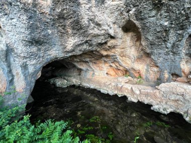 Mağara ve içme suyu kaynağı Pecina veya Arşidük Karl Stipan Mağarası (Vrana, Hırvatistan) - Pecina ili pecina nadvojskovodje Karla Stipana (Vrana, Hrvatska)