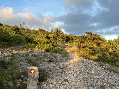 Vrana Gölü 'nün tepelerindeki dağ yolları ve yürüyüş işaretleri (Vrana, Hırvatistan) - Pjesacke staze i planinarske markacije po vrhovima nad Vranskim jezerom (Vrana, Hrvatska)
