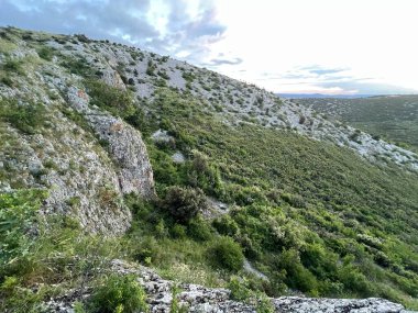 Vrana Gölü boyunca dağ tepelerinde kireçtaşı kayaları ve karst oluşumları (Vrana, Hırvatistan) - Vapnenacke stijene i krske formacije na planinskim uz Vransko jezero (Vrana, Hrvatska)