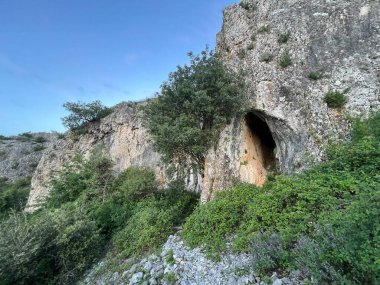 Cukova Greda zirvesinin altındaki Priklapaca Mağarası ve Vrana Gölü (Vrana, Hırvatistan) - Spilja Priklapaca kapsülü vrhom Cukova greda i u blizini Vranskog jezera (Vrana, Hrvatska)