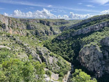 Cikola Nehri ve Kanyonu (Drnis, Hırvatistan) - Znacajni krajobraz Vodeni tok i kanjon Cikole ili znacajni krajobraz Cikola (Drnis, Hrvatska)