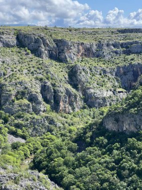 Cikola Nehri ve Kanyonu (Drnis, Hırvatistan) - Znacajni krajobraz Vodeni tok i kanjon Cikole ili znacajni krajobraz Cikola (Drnis, Hrvatska)