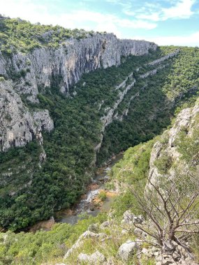 Cikola Nehri ve Kanyonu (Drnis, Hırvatistan) - Znacajni krajobraz Vodeni tok i kanjon Cikole ili znacajni krajobraz Cikola (Drnis, Hrvatska)