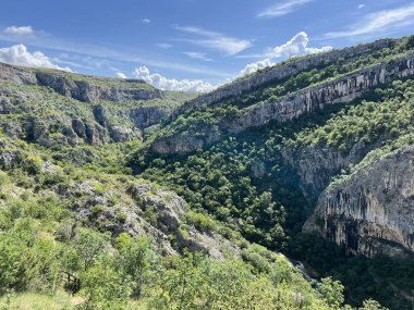 Cikola Nehri ve Kanyonu (Drnis, Hırvatistan) - Znacajni krajobraz Vodeni tok i kanjon Cikole ili znacajni krajobraz Cikola (Drnis, Hrvatska)