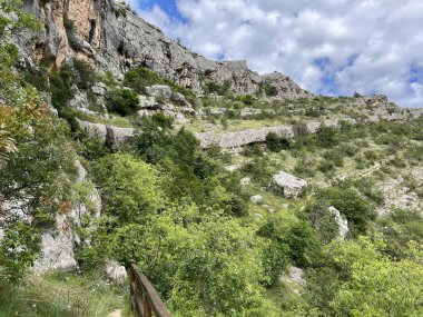 Cikola Nehri ve Kanyonu (Drnis, Hırvatistan) - Znacajni krajobraz Vodeni tok i kanjon Cikole ili znacajni krajobraz Cikola (Drnis, Hrvatska)