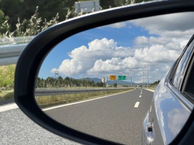 Bir yolcu aracının (Zadar, Hırvatistan) dikiz aynasında modern bir otoyola bakmak - na modernu autcestu retrovizoru osobnog otomobila (Zadar, Hrvatska)