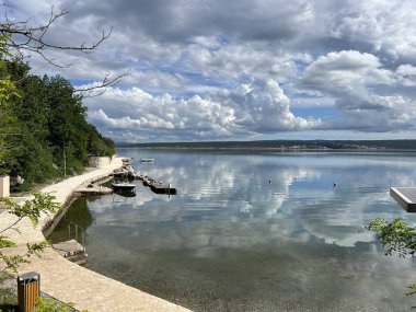 Adriyatik Denizi boyunca gezinti ve Dalmaçya 'nın Maslenica tatil beldesi (Zadar, Hırvatistan) - Setnica uz Jadransko more i plaza u turistickom dalmatinskom naselju Maslenica (Hrvatska)
