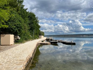 Adriyatik Denizi boyunca gezinti ve Dalmaçya 'nın Maslenica tatil beldesi (Zadar, Hırvatistan) - Setnica uz Jadransko more i plaza u turistickom dalmatinskom naselju Maslenica (Hrvatska)