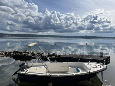 Adriyatik Denizi boyunca gezinti ve Dalmaçya 'nın Maslenica tatil beldesi (Zadar, Hırvatistan) - Setnica uz Jadransko more i plaza u turistickom dalmatinskom naselju Maslenica (Hrvatska)