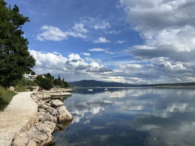 Adriyatik Denizi boyunca gezinti ve Dalmaçya 'nın Maslenica tatil beldesi (Zadar, Hırvatistan) - Setnica uz Jadransko more i plaza u turistickom dalmatinskom naselju Maslenica (Hrvatska)