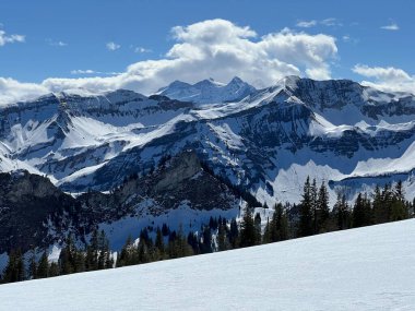 İsviçre 'nin Sorenberg kentindeki İsviçre Alplerinde bahar karları - Schweizer Alpen oberhalb des Ferienortes Soerenberg' deki Fruehlingsschnee auf Berggipfeln