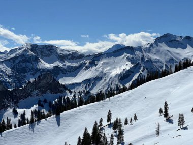 İsviçre 'nin Sorenberg kentindeki İsviçre Alplerinde bahar karları - Schweizer Alpen oberhalb des Ferienortes Soerenberg' deki Fruehlingsschnee auf Berggipfeln
