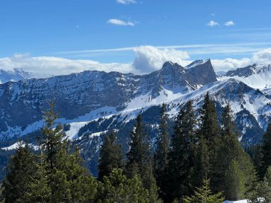 İsviçre 'nin Sorenberg kentindeki İsviçre Alplerinde bahar karları - Schweizer Alpen oberhalb des Ferienortes Soerenberg' deki Fruehlingsschnee auf Berggipfeln