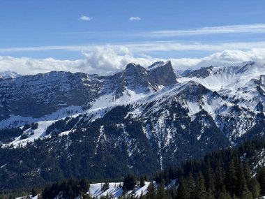 İsviçre 'nin Sorenberg kentindeki İsviçre Alplerinde bahar karları - Schweizer Alpen oberhalb des Ferienortes Soerenberg' deki Fruehlingsschnee auf Berggipfeln