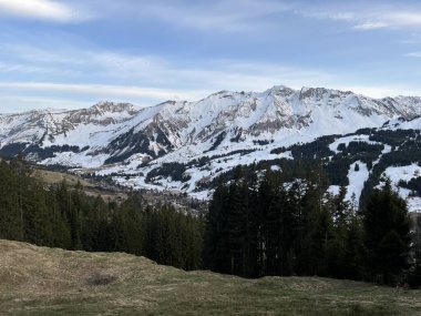 İsviçre 'nin Sorenberg kentindeki İsviçre Alplerinde bahar karları - Schweizer Alpen oberhalb des Ferienortes Soerenberg' deki Fruehlingsschnee auf Berggipfeln