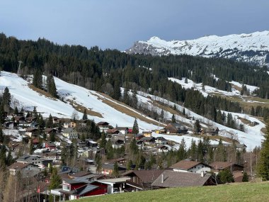 İsviçre 'nin İsviçre Alpleri' ndeki Sorenberg tatil beldesinin ilkbahar manzarası - Schweizer Alpen, Schweiz 'deki Fruehlingsansicht des Ferienortes Soerenberg