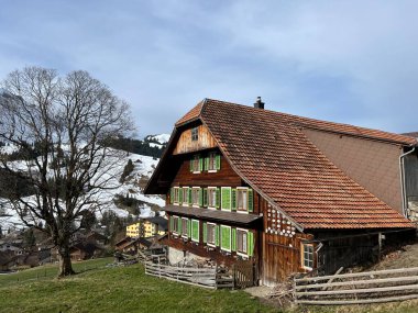 İsviçre 'nin Soerenberg, İsviçre' deki turizm beldesi Alte und traditionelle Schweizer Landhausmiektur 'un kış ortamında eski İsviçre kırsal mimarisi ve alp çiftlik hayvanları çiftlikleri