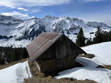 İsviçre 'nin Soerenberg, İsviçre' deki turizm beldesi Alte und traditionelle Schweizer Landhausmiektur 'un kış ortamında eski İsviçre kırsal mimarisi ve alp çiftlik hayvanları çiftlikleri