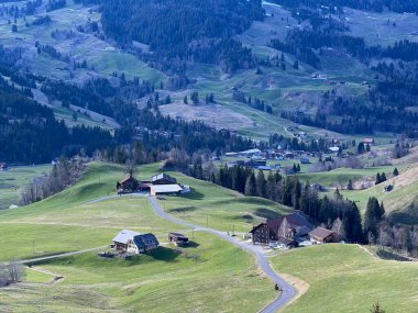 İsviçre 'nin Soerenberg, İsviçre' deki turizm beldesi Alte und traditionelle Schweizer Landhausmiektur 'un kış ortamında eski İsviçre kırsal mimarisi ve alp çiftlik hayvanları çiftlikleri