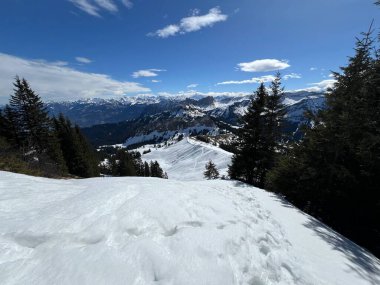 İsviçre Alpleri ve UNESCO Biyosfer Entlebuch, İsviçre - Herrliche Winterwanderwege und Spuren auf der frischen Schneedecke
