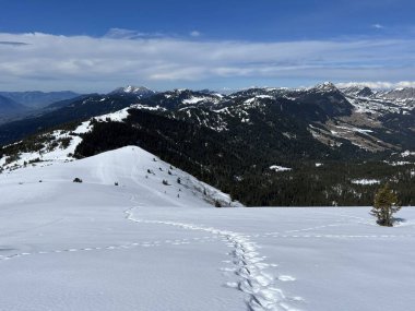 İsviçre Alpleri ve UNESCO Biyosfer Entlebuch, İsviçre - Herrliche Winterwanderwege und Spuren auf der frischen Schneedecke