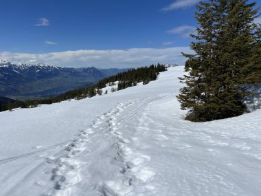 İsviçre Alpleri ve UNESCO Biyosfer Entlebuch, İsviçre - Herrliche Winterwanderwege und Spuren auf der frischen Schneedecke