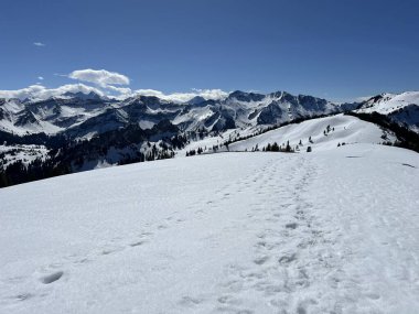 İsviçre Alpleri ve UNESCO Biyosfer Entlebuch, İsviçre - Herrliche Winterwanderwege und Spuren auf der frischen Schneedecke
