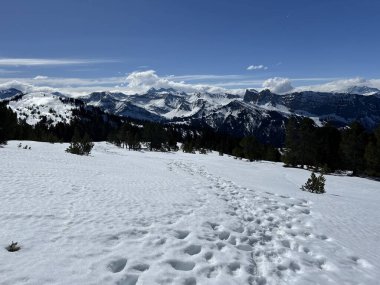İsviçre Alpleri ve UNESCO Biyosfer Entlebuch, İsviçre - Herrliche Winterwanderwege und Spuren auf der frischen Schneedecke, Schweiz