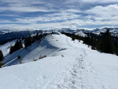 İsviçre Alpleri ve UNESCO Biyosfer Entlebuch, İsviçre - Herrliche Winterwanderwege und Spuren auf der frischen Schneedecke, Schweiz