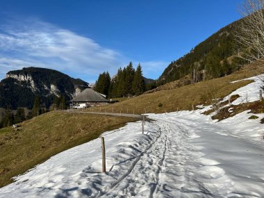 İsviçre Alpleri ve UNESCO Biyosfer Entlebuch, İsviçre - Herrliche Winterwanderwege und Spuren auf der frischen Schneedecke, Schweiz