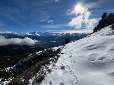 Bernese Oberland bölgesinin taze kar örtüsü üzerinde harika kış yürüyüş yolları ve izler Herrliche Winterwanderwege und Spuren auf der frischen Schneedecke, Schweiz