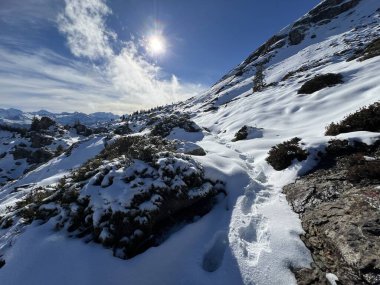 Bernese Oberland bölgesinin taze kar örtüsü üzerinde harika kış yürüyüş yolları ve izler Herrliche Winterwanderwege und Spuren auf der frischen Schneedecke, Schweiz