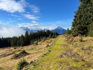 İsviçre 'nin Alp bölgesinde ve İsviçre' nin Bernese Oberland bölgesinde, Schweizer Alpenschaft 'taki Berderwege Oder Bergrouten' de sonbaharda yürüyüş rotaları veya dağcılık rotaları.