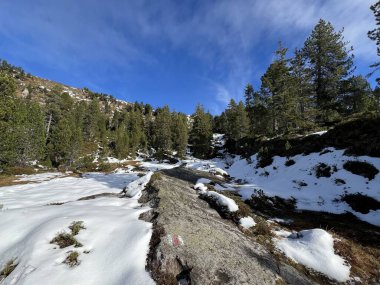 İsviçre 'nin Alp bölgesinde ve İsviçre' nin Bernese Oberland bölgesinde, Schweizer Alpenschaft 'taki Berderwege Oder Bergrouten' de sonbaharda yürüyüş rotaları veya dağcılık rotaları.
