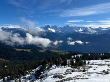 İsviçre 'nin Bernese Oberland bölgesinde güneşli ve karla kaplı tepeler - Wunderschoene sonnenbeschienene und schneebedeckte Alpengipfel im Berner Oberland, Schweiz