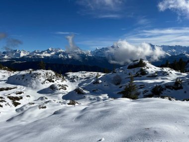 İsviçre 'nin Bernese Oberland bölgesinde güneşli ve karla kaplı tepeler - Wunderschoene sonnenbeschienene und schneebedeckte Alpengipfel im Berner Oberland, Schweiz