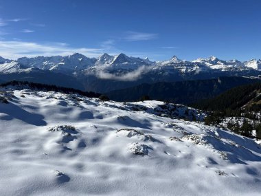 İsviçre 'nin Bernese Oberland bölgesinde güneşli ve karla kaplı tepeler - Wunderschoene sonnenbeschienene und schneebedeckte Alpengipfel im Berner Oberland, Schweiz