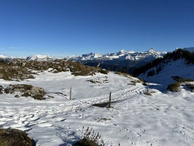 İsviçre 'nin Bernese Oberland bölgesinde güneşli ve karla kaplı tepeler - Wunderschoene sonnenbeschienene und schneebedeckte Alpengipfel im Berner Oberland, Schweiz