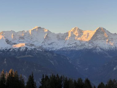 İsviçre 'nin Bernese Oberland bölgesinde güneşli ve karla kaplı tepeler - Wunderschoene sonnenbeschienene und schneebedeckte Alpengipfel im Berner Oberland, Schweiz