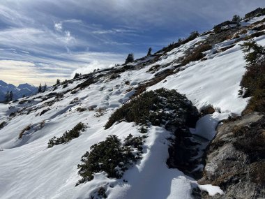 İsviçre 'nin iklim değişikliği ve küresel ısınmanın yol açtığı İsviçre Alplerindeki taze kar örtüsünün hızlandırılmış erimesi, İsviçre - Schweizer Alplerindeki Beschleunigtes Abschmelzen der Neuschneedecke in den Schweizer Alpen