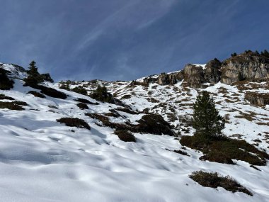 İsviçre 'nin iklim değişikliği ve küresel ısınmanın yol açtığı İsviçre Alplerindeki taze kar örtüsünün hızlandırılmış erimesi, İsviçre - Schweizer Alplerindeki Beschleunigtes Abschmelzen der Neuschneedecke in den Schweizer Alpen