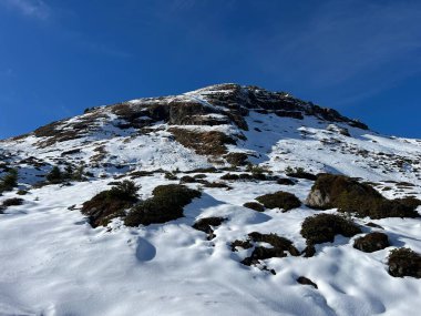 İsviçre 'nin iklim değişikliği ve küresel ısınmanın yol açtığı İsviçre Alplerindeki taze kar örtüsünün hızlandırılmış erimesi, İsviçre - Schweizer Alplerindeki Beschleunigtes Abschmelzen der Neuschneedecke in den Schweizer Alpen