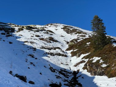İsviçre 'nin iklim değişikliği ve küresel ısınmanın yol açtığı İsviçre Alplerindeki taze kar örtüsünün hızlandırılmış erimesi, İsviçre - Schweizer Alplerindeki Beschleunigtes Abschmelzen der Neuschneedecke in den Schweizer Alpen