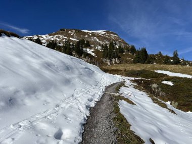 İsviçre 'nin Alp bölgesinde ve İsviçre' nin Bernese Oberland bölgesinde, Schweizer Alpenschaft 'taki Berderwege Oder Bergrouten' de sonbaharda yürüyüş rotaları veya dağcılık rotaları.