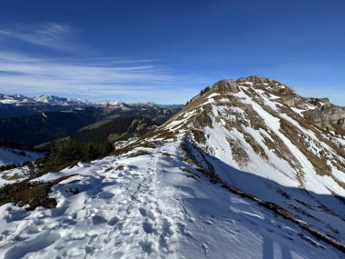 Bernese Oberland bölgesinin taze kar örtüsü üzerinde harika kış yürüyüş yolları ve izler Herrliche Winterwanderwege und Spuren auf der frischen Schneedecke, Schweiz