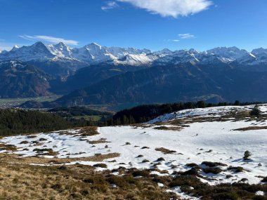 İsviçre 'nin Bernese Oberland bölgesinde güneşli ve karla kaplı tepeler - Wunderschoene sonnenbeschienene und schneebedeckte Alpengipfel im Berner Oberland, Schweiz