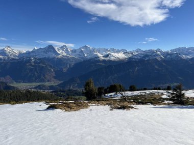 İsviçre 'nin Bernese Oberland bölgesinde güneşli ve karla kaplı tepeler - Wunderschoene sonnenbeschienene und schneebedeckte Alpengipfel im Berner Oberland, Schweiz