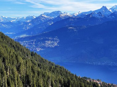 İsviçre 'nin Bernese Oberland bölgesinde güneşli ve karla kaplı tepeler - Wunderschoene sonnenbeschienene und schneebedeckte Alpengipfel im Berner Oberland, Schweiz