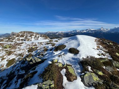 İsviçre 'nin Bernese Oberland bölgesinde güneşli ve karla kaplı tepeler - Wunderschoene sonnenbeschienene und schneebedeckte Alpengipfel im Berner Oberland, Schweiz
